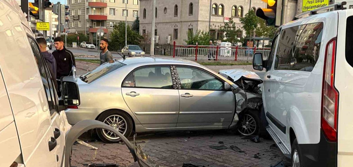 Kayseri’de alkollü sürücü park halindeki iki araca çarptı, ehliyete 5 yıl el konuldu