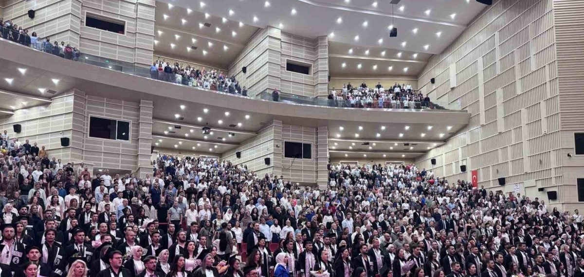 Kayseri’de Erciyes Üniversitesi İletişim Fakültesi 20. dönem mezuniyet töreni: 415 öğrenci diplomalarını aldı