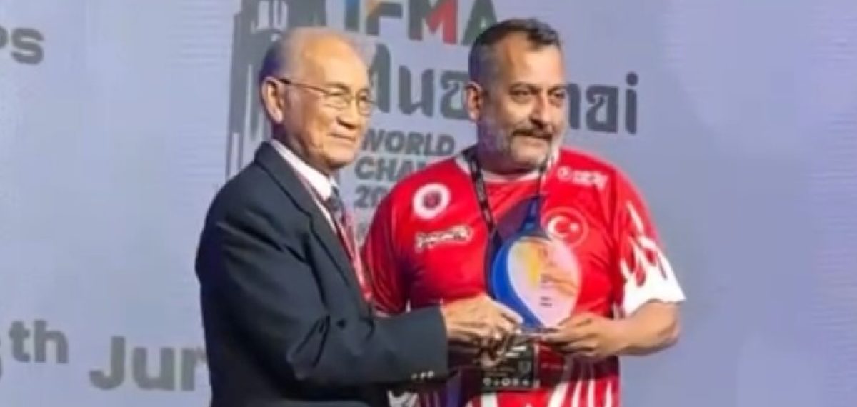 Kayserili Göksel Cingöz, Dünya Muaythai Komitesi’nden ‘Best Coach’ ödülü aldı