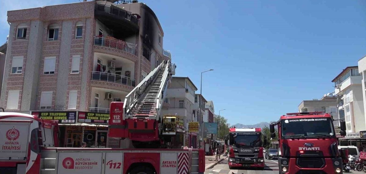 Kepez’de çatıya sığınan aileyi kurtaran yangın ekipleri müdahale etti