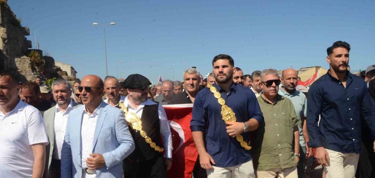 Kırkpınar Başpehlivanı Erkan Taş Sinop’ta coşkuyla karşılandı, kortej ve tören düzenlendi