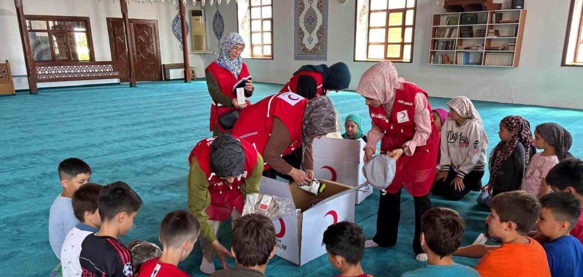 Kızılay Vezirköprü Şubesi yaz Kur’an kurslarını ziyaret ederek çocuklara hediyeler dağıttı