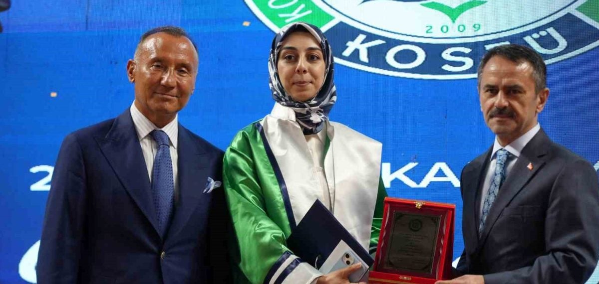 Kocaeli Sağlık ve Teknoloji Üniversitesi Psikoloji Bölümü ilk mezunlarını verdi, Afra Konyalı üniversite birincisi oldu