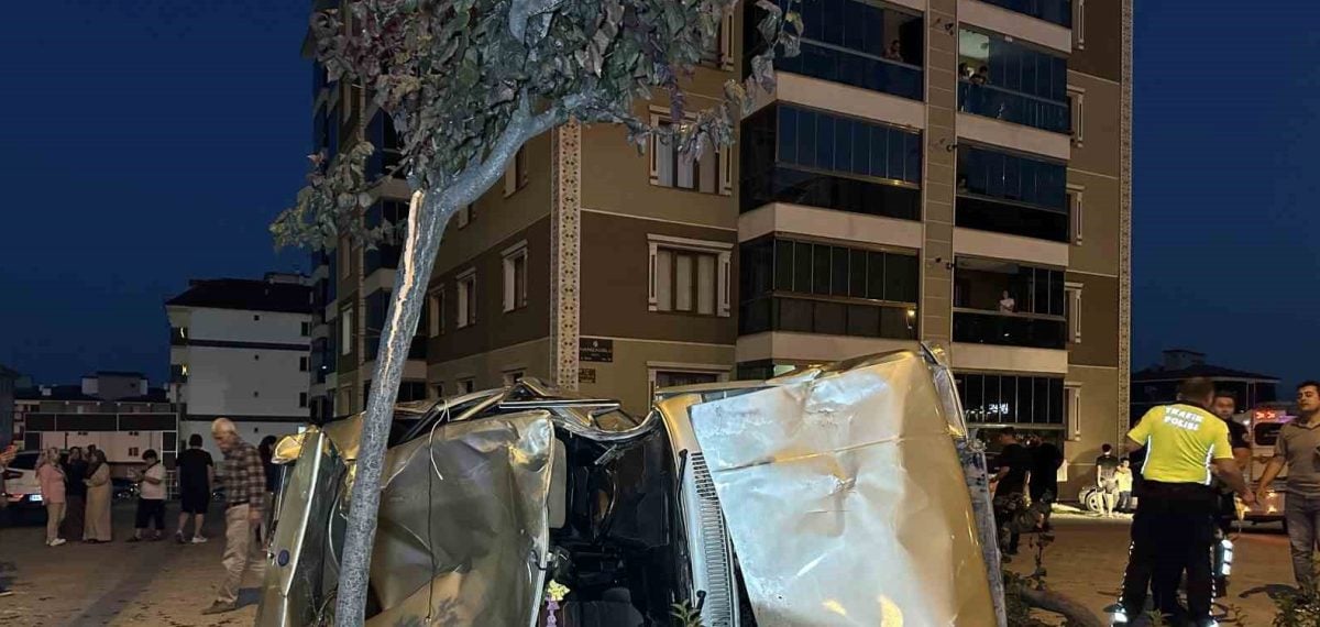 Kontrolden çıkan otomobil yayalara çarpıp sitenin otoparkına girdi, 3 yaralı
