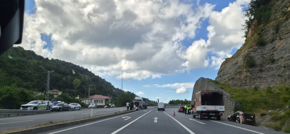 Zonguldak Kozlu’da TIR ile otomobil çarpıştı, biri kadın iki kişi ağır yaralandı