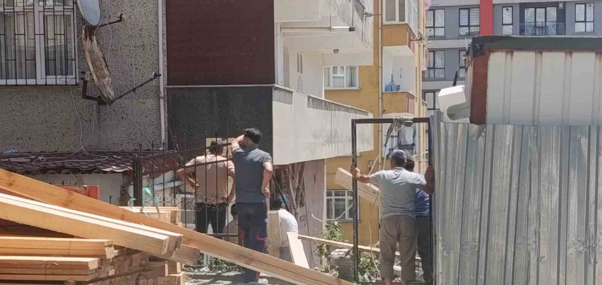 Küçükçekmece’de inşaat çalışması sonrası yan binanın merdiveni çöktü; itfaiye tahliye yaptı