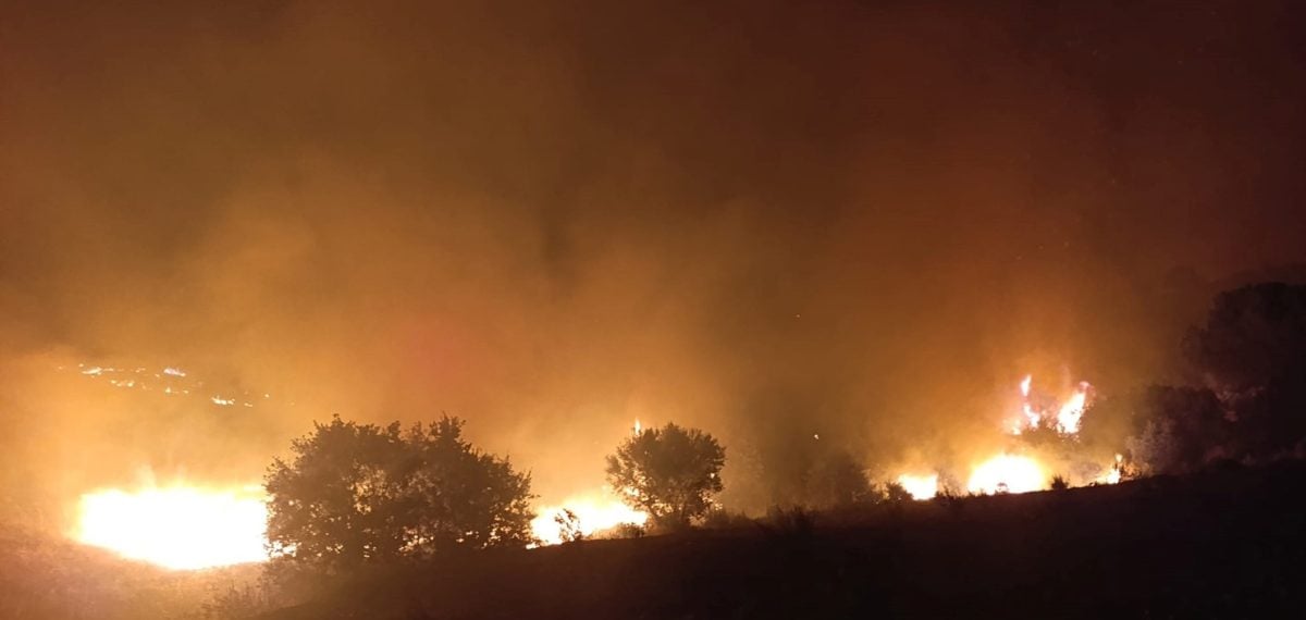 Kula’da gece çıkan makilik yangını 10 araçla kontrol altına alındı, 400 dönüm zarar