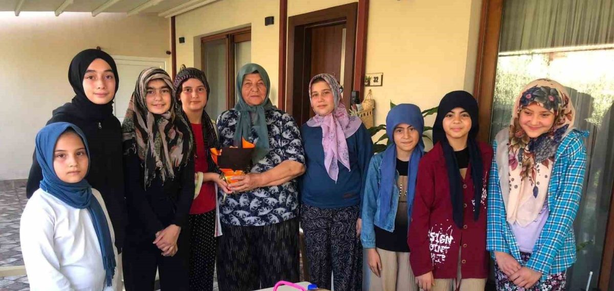 Kur’an kursu öğrencilerinden Kıbrıs gazisinin eşine vefa ziyareti