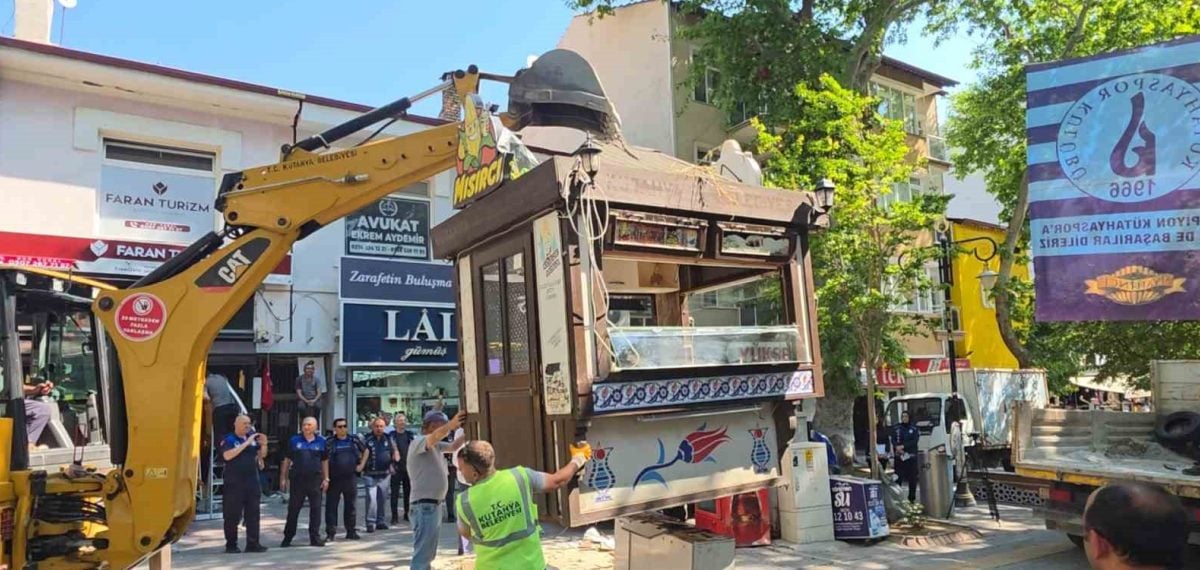 Kütahya Cumhuriyet Caddesi’ndeki mısır büfeleri belediye ekiplerince kaldırıldı