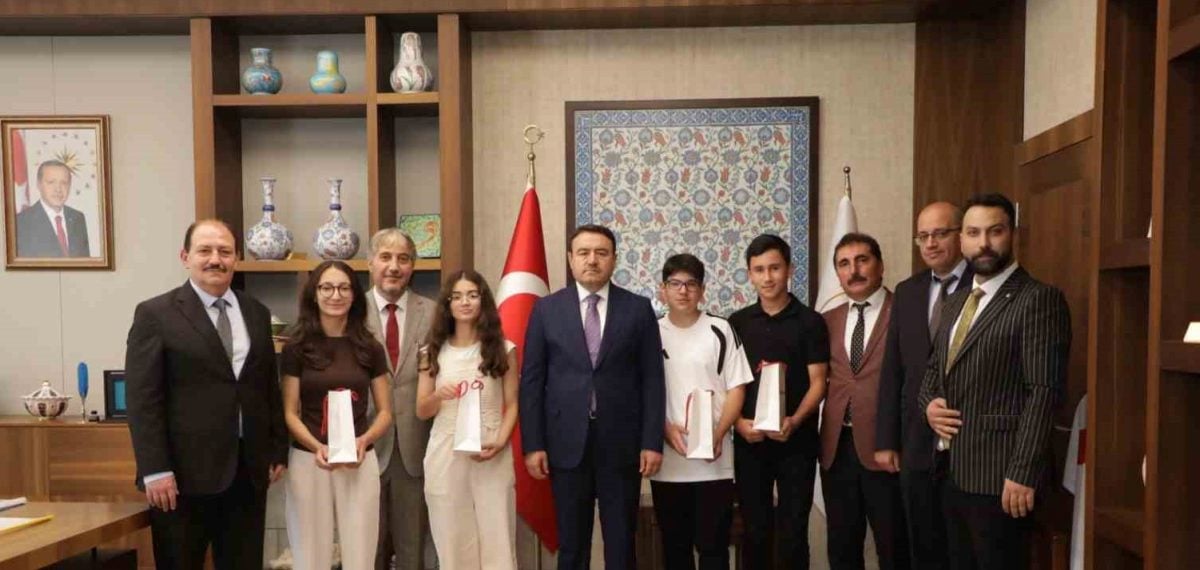 Kütahya Valisi, LGS’de 500 tam puan alan dört öğrenciyi kabul etti