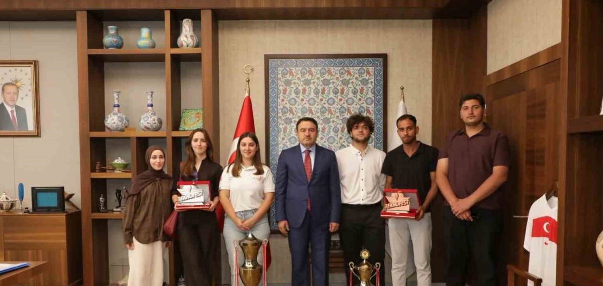 Kütahya Valisi takımın yarışma hazırlıklarını ve başarılarını dinledi