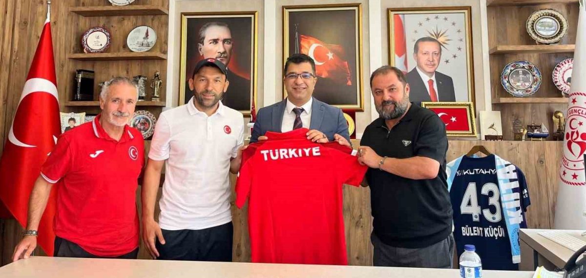 Kütahya’da kamp yapan İşitme Engelliler Genç Futsal Milli Takımı, Hannover hazırlıklarını sürdürüyor