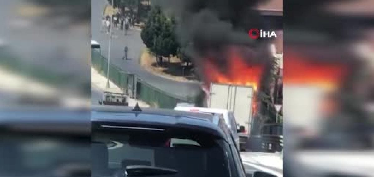 Kuzey Marmara Otoyolu’nda sunta yüklü kamyonet motor yangını sonucu tamamen yandı