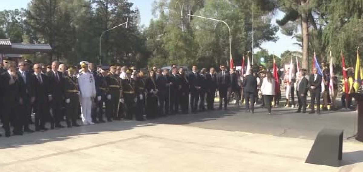 Lefkoşa’da 20 Temmuz töreni yapıldı, liderler anıt defterini imzaladı