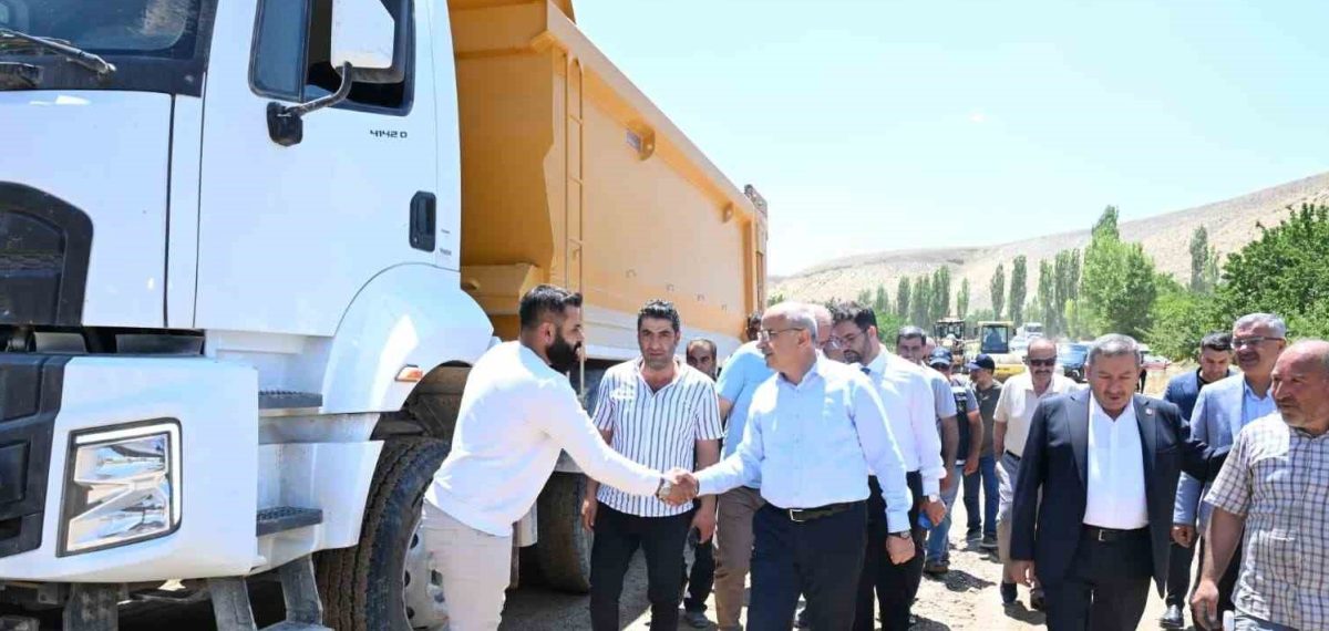 Malatya’da Esenbey grup yolunda 7 kilometrelik çalışmada 5 kilometre tamamlandı