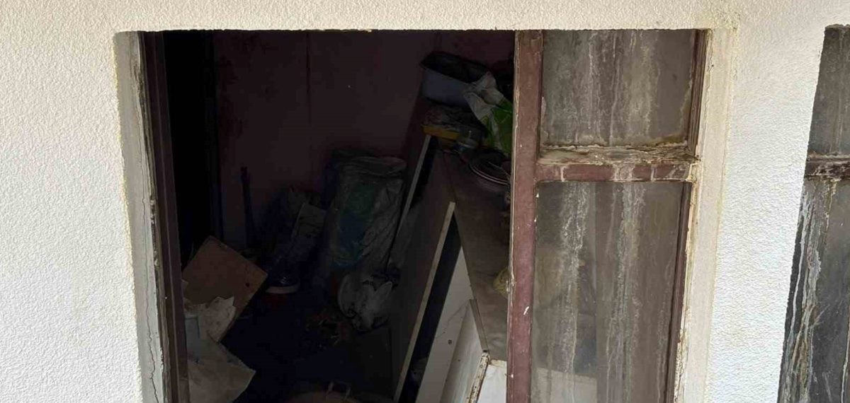 Mamak’ta iki daire çöp eve döndü, bir kamyon çöp tahliye edildi