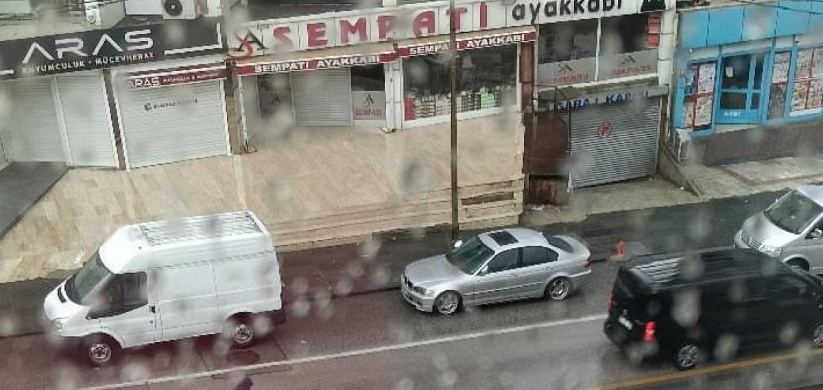 Mamak’ta sağanak hayatı felç etti – yollar çöktü, iş yerleri su altında