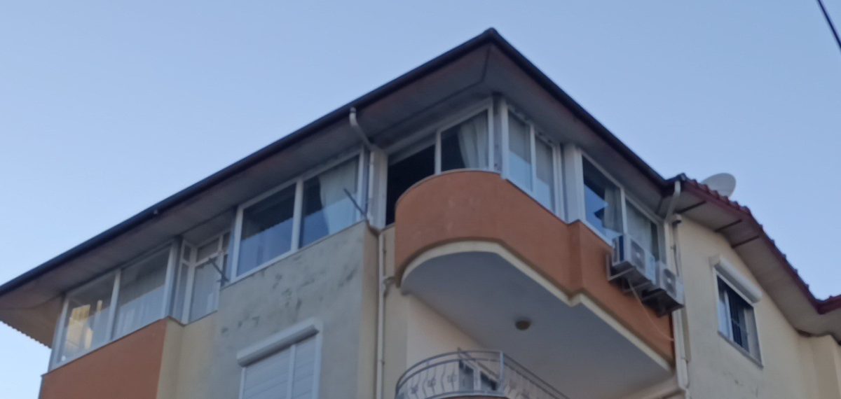 Manavgat’ta 5. kattan pencere koparak kaldırıma düştü, şans eseri yaralanan olmadı