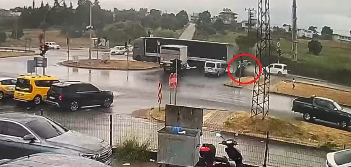 Manavgat’ta tırın kırmızı ışıkta yavaşlayan araca çarpması sonucu 3 kişi yaralandı