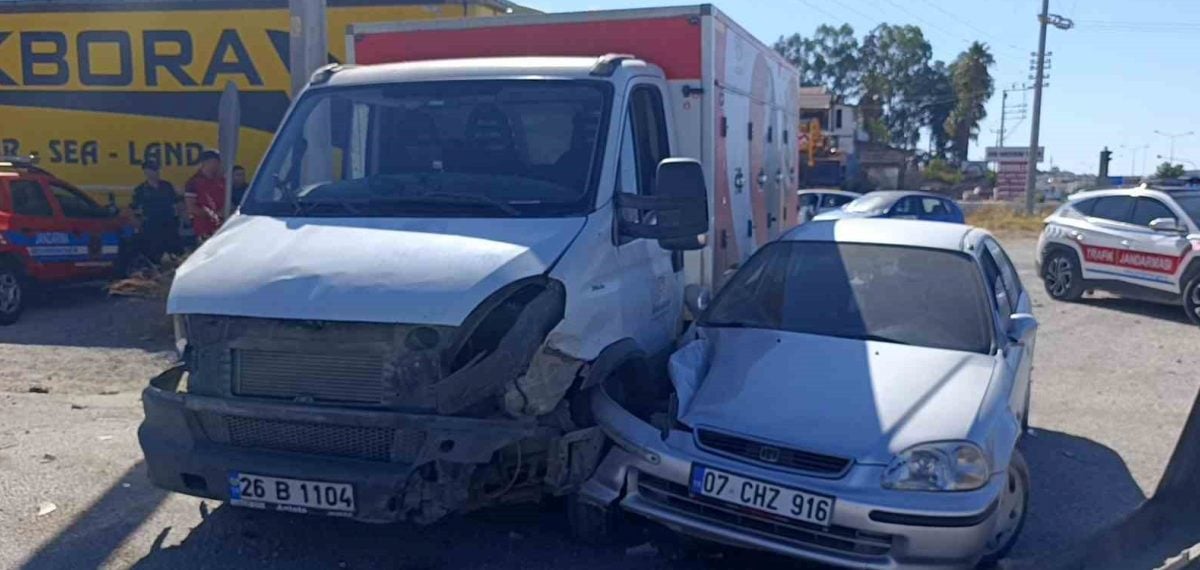 Manavgat’ta yan yolda çarpışma: Otomobil ve dondurma kamyoneti devrildi, 2 yaralı