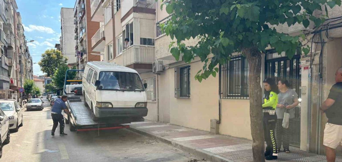Manisa Büyükşehir ile İl Emniyet Müdürlüğü hurda araçları tespit edip 60 gün sonunda çekiciyle kaldırıyor