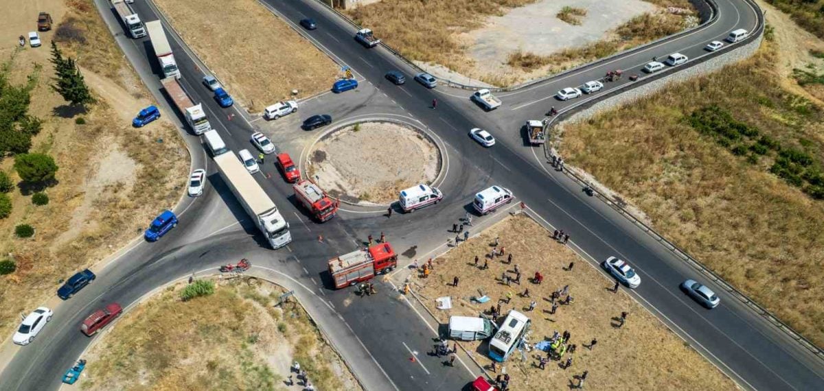Manisa Karaoğlanlı kavşağında otobüsle panelvan çarpıştı: 1 ölü, 11 yaralı