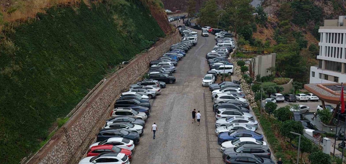 Marmaris İçmeler’de Sinpaş Reserve’de yoğunluk: Tesis kapısında araç kuyrukları oluştu