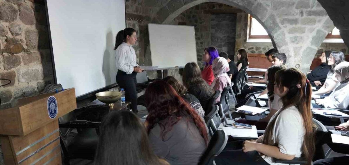 Melikgazi’de ücretsiz ‘Speak Up Workshop’ ile gençlere İngilizce konuşma eğitimi