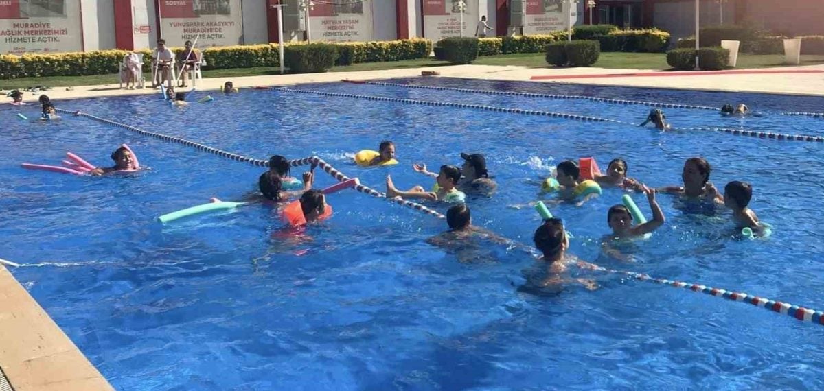 Merkez Efendi çocukları Muradiye havuzunda yüzme eğitimi aldı