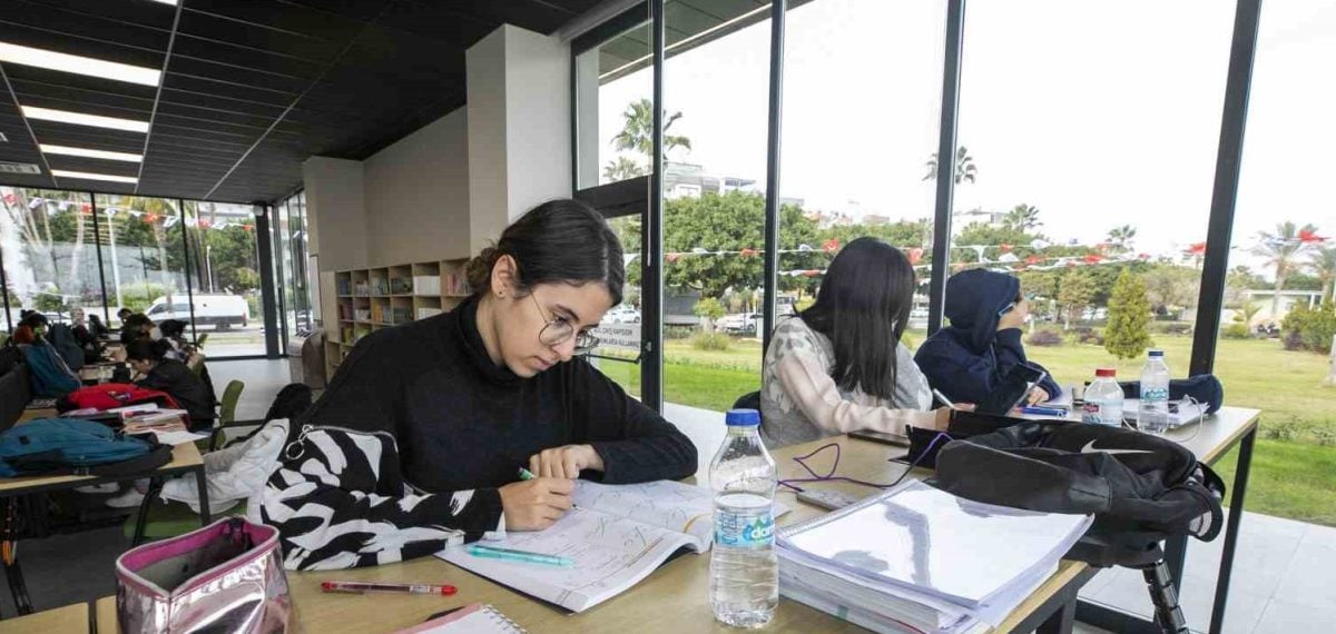Mersin öğrencilere ücretsiz çamaşır, uygun yemek ve ulaşım desteği sunuyor
