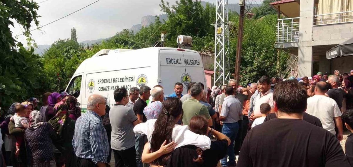 Mersin’de patpat kazasında hayatını kaybeden genç nikah günü toprağa verildi
