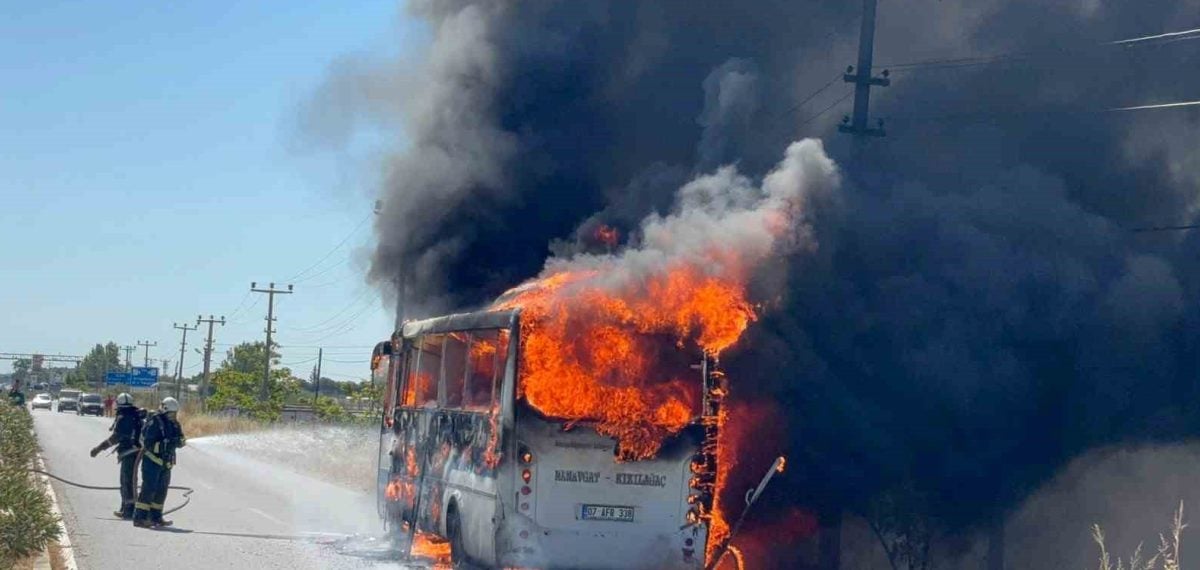 Midibüs motor yangını Manavgat’ta yolu kapattı, yolcular tahliye edildi