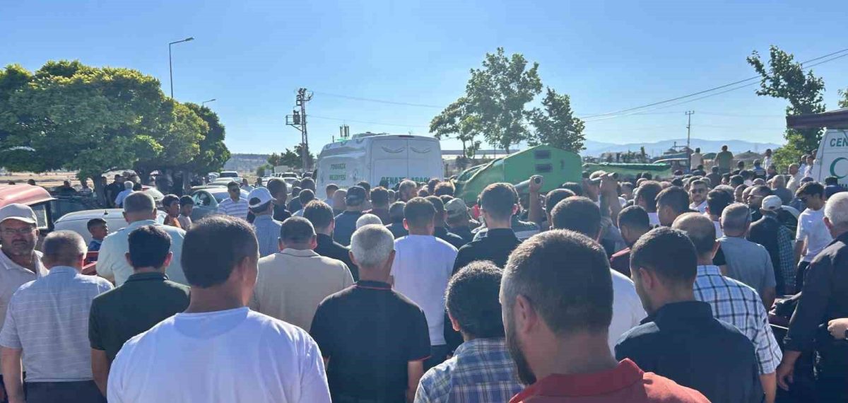 Minibüsün polis ve kalabalığa çarpması sonucu bir kişi yaşamını yitirdi