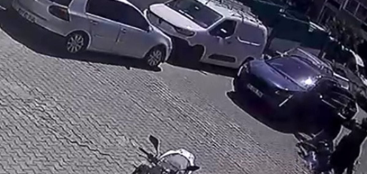 Motosikletini çukura kaçırınca otomobil sürücüsü tarafından darp edildi