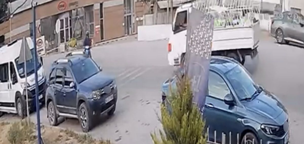 Motosikletle kamyonet çarpıştı: Bir kişi öldü, bir kişi yaralandı