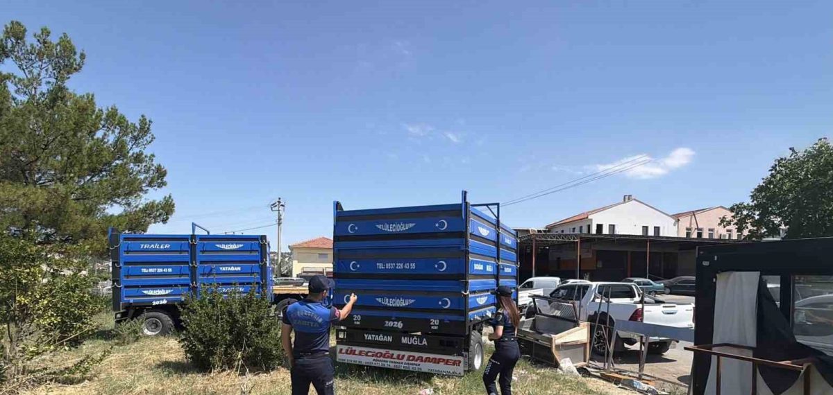 Muğla Yatağan’da hurda otomobil ve motosikletler zabıta ekiplerince kaldırıldı