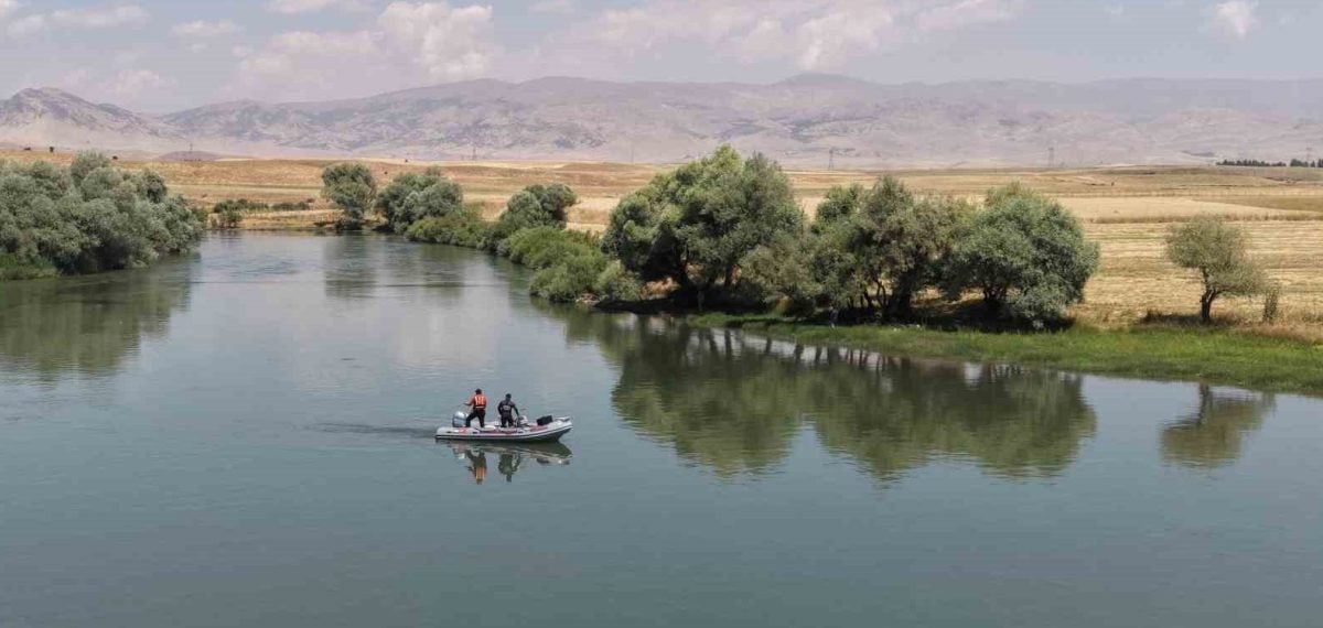 Murat Nehri’ne düşen 10 yaşındaki Berat için 120 kişilik ekiple arama sürüyor