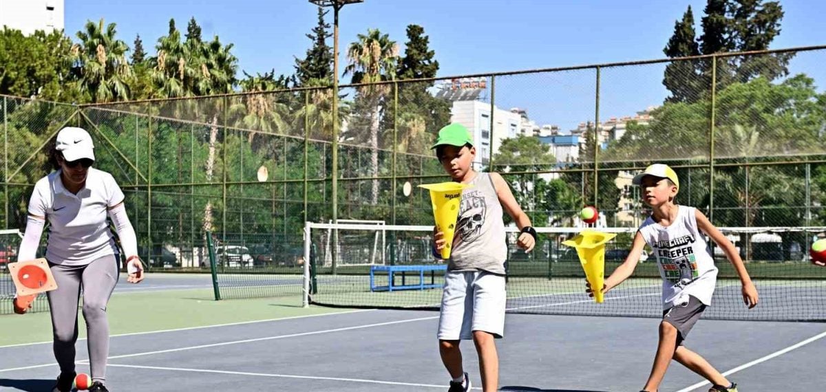 Muratpaşa Belediyesi ücretsiz yaz tenis eğitimleri çocukları sahaya çıkarıyor