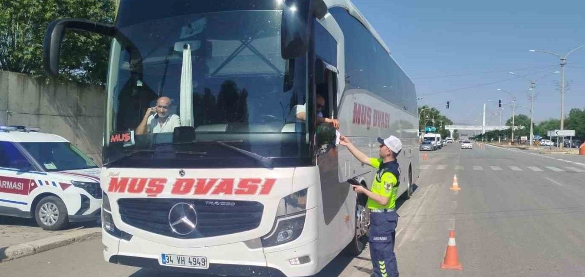 Muş’ta Trafik Jandarması şehirlerarası otobüslerde kapsamlı denetim yaptı