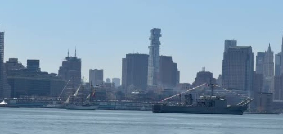 New York’ta 250. yıl kutlamalarında Hudson Nehri’nde yaklaşık 80 gemilik yelken geçidi düzenlendi