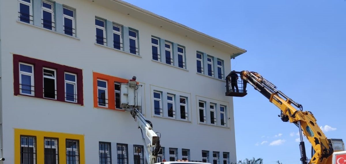 Okullarda ve parklarda kapsamlı yenileme çalışmaları tamamlanıyor