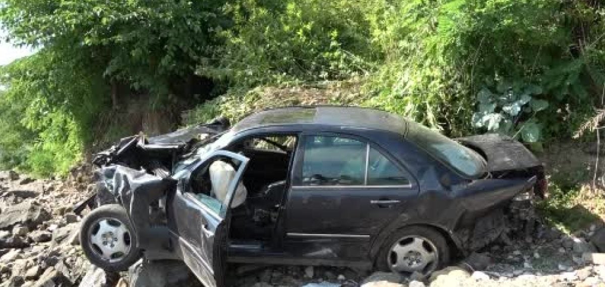 Ordu’da otomobil refüjü aşıp deniz kıyısına uçtu, sürücü yaralandı