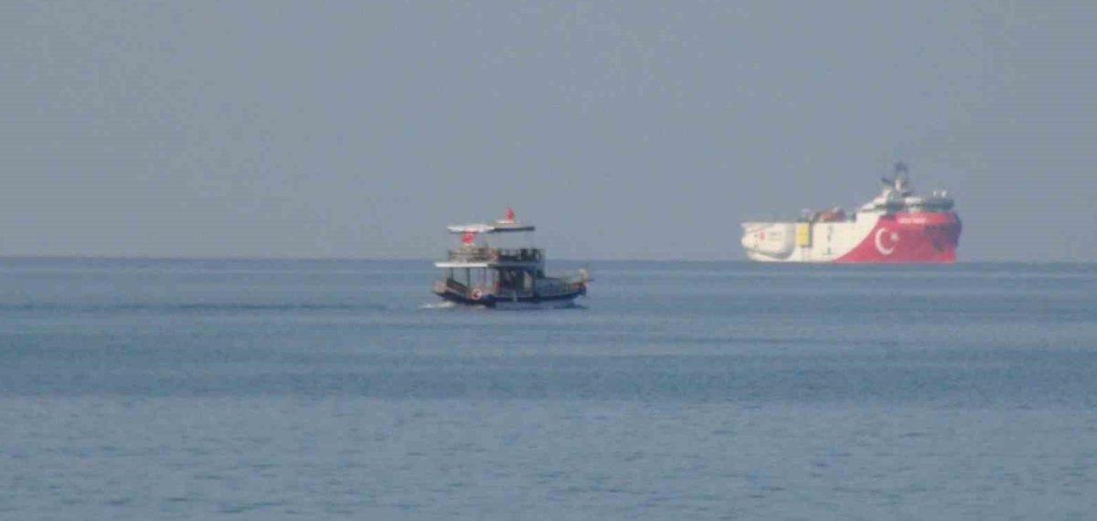 Oruç Reis Taşucu açıklarına demirledi, yakıt ve kumanya ikmali yapılıyor