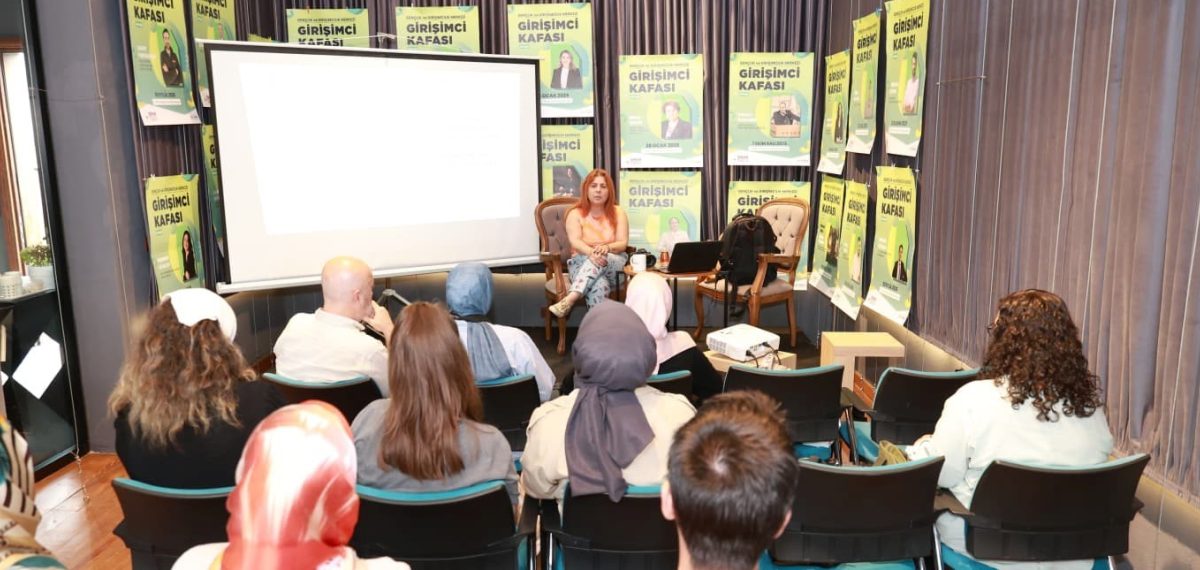 Osmangazi’de ‘Fotoğrafın İzinde’ kursu başladı, katılımcılar makine ayarlarını öğreniyor
