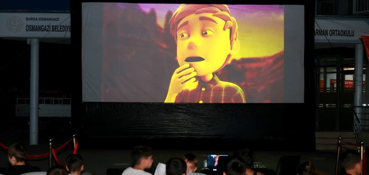 Osmangazi’de mahallelerde açık hava çocuk film gösterimleri Mehmet Akif’te devam etti