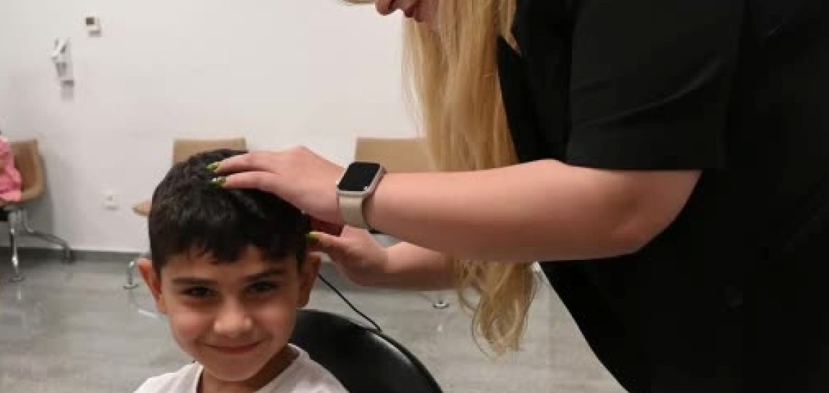 Osmaniye Eğitim ve Araştırma Hastanesi’nde koklear implantla 7 yaşındaki çocuk sesleri yeniden duydu