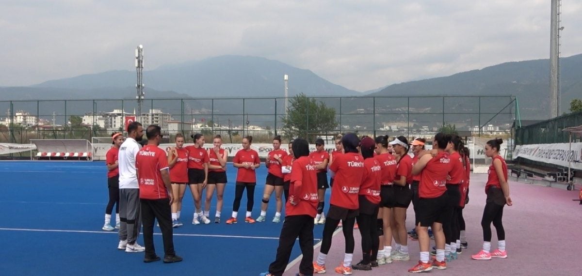 Osmaniye’de kamp yapan A Milli Kadın Hokey Takımı, Prag’daki Avrupa Şampiyonası’na hazırlanıyor