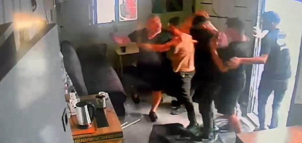 Oto tamirhanesine baskın: 5 şüpheli 3 ruhsatsız silahla yakalandı
