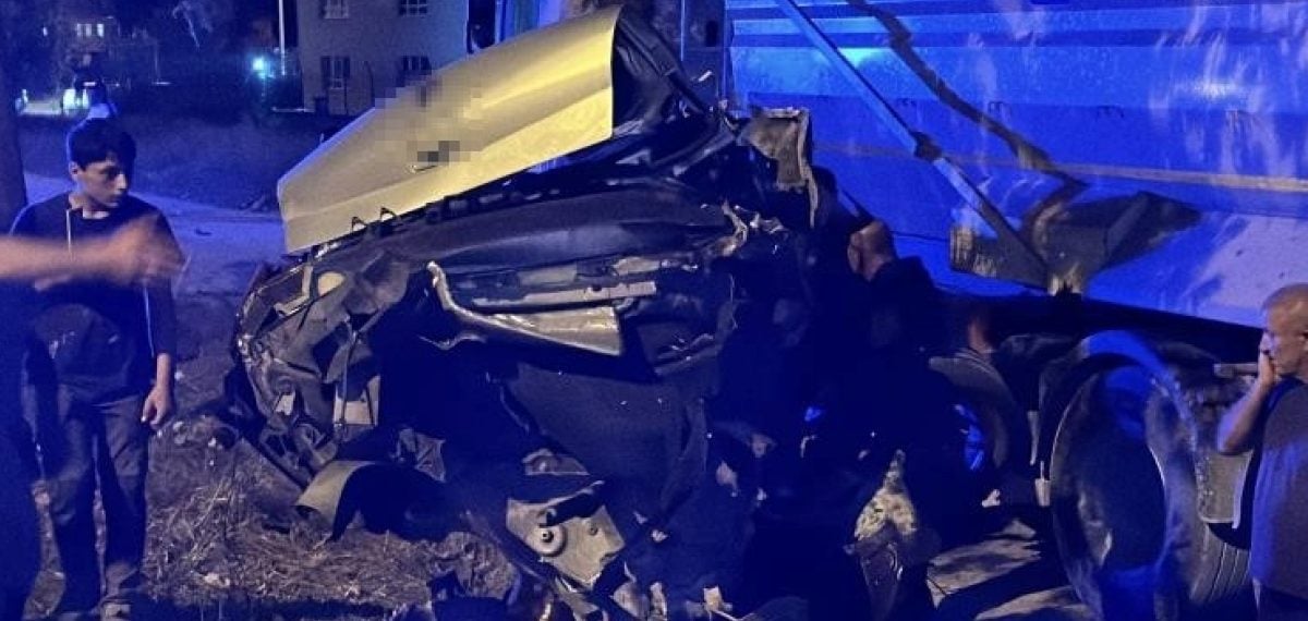 Otomobil ağaca çarpıp ikiye bölündü, sürücü hafif yaralı kurtuldu
