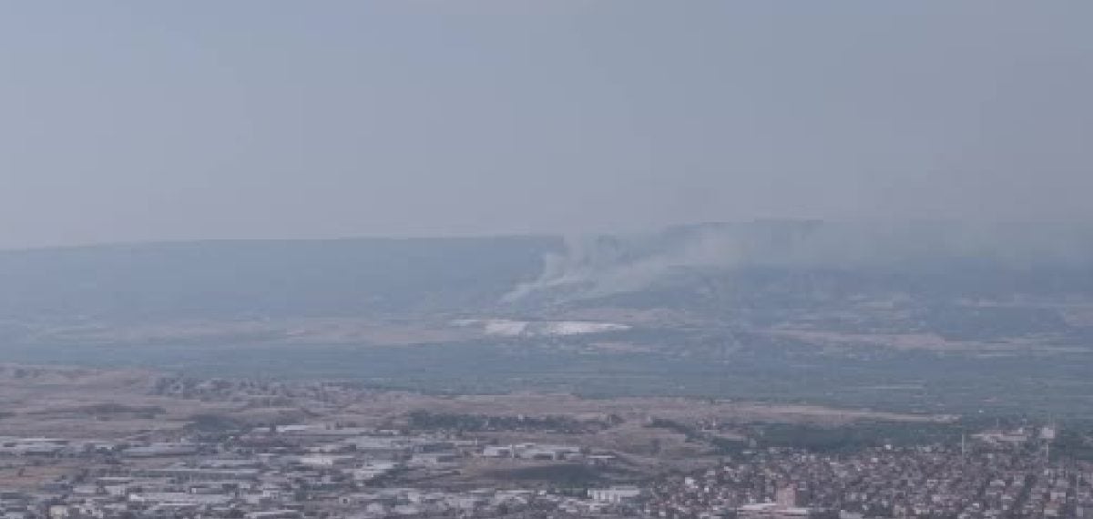Pamukkale yakınlarında orman yangını başladı, atlı jandarmalar zor araziye hortum taşıdı